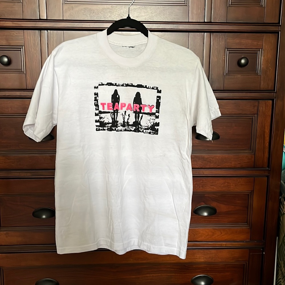 Tee shirt with 2 girls silhouette